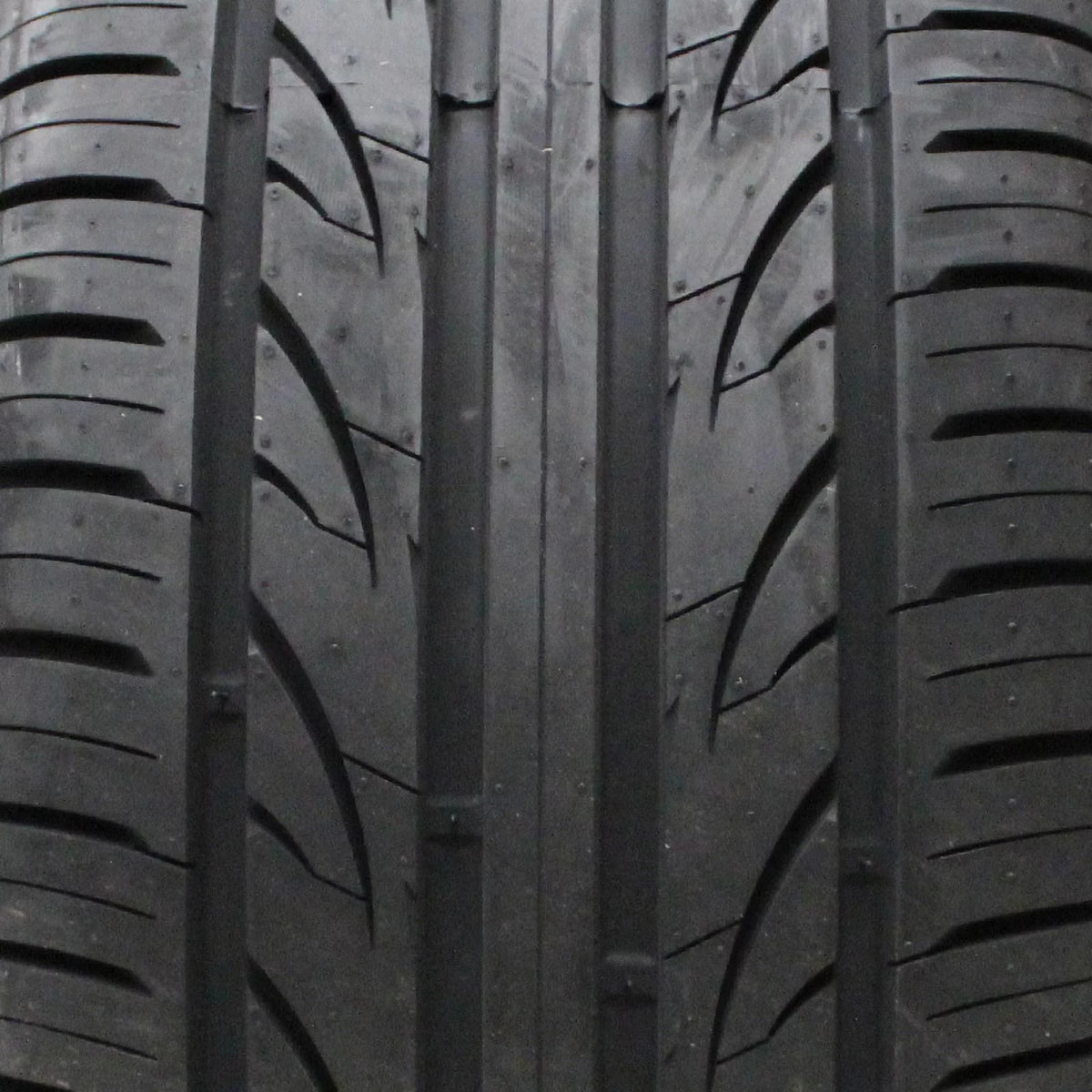 235/40ZR18 95W XL Passenger Tire M325494